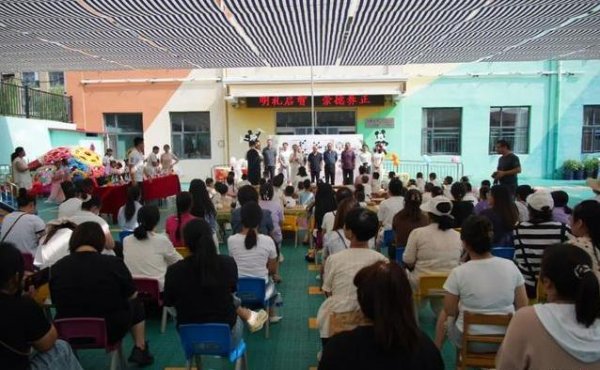 鹏配资 幼儿园毕业礼敲鼓点朱砂，孩子写“人”字，未来路咋走？